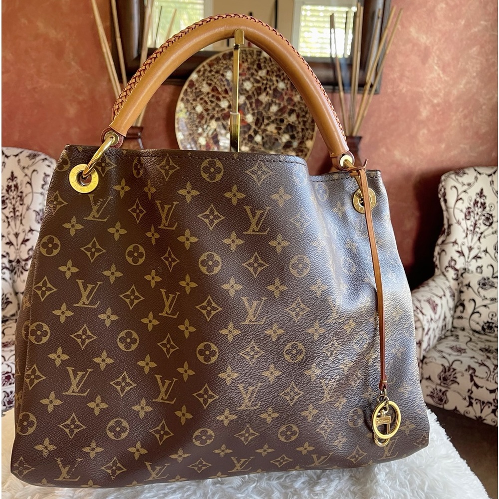 Louis Vuitton Artsy MM Shoulder Bag